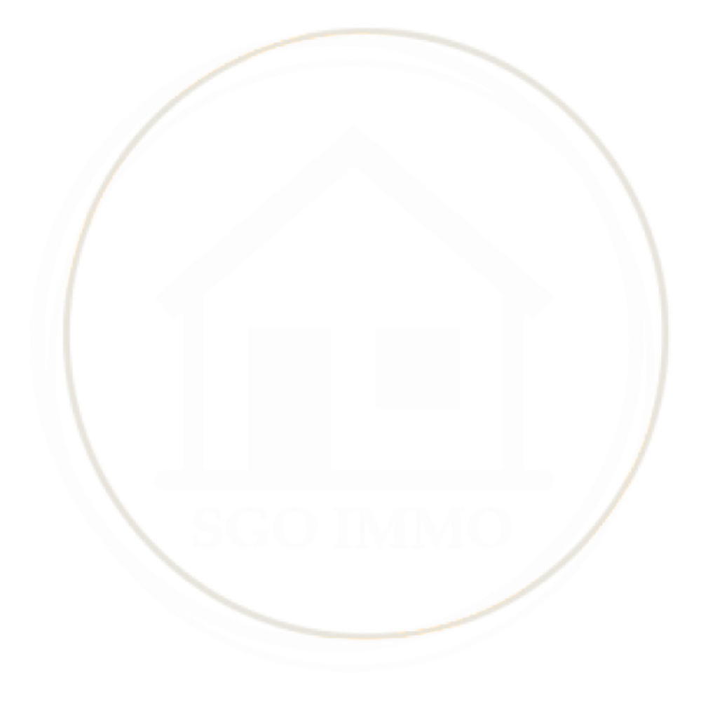 SGO-Immo-Simon-Gogel- Weißes Symbol eines Hauses mit einer Tür und einem Fenster innerhalb eines kreisförmigen Rahmens, mit dem Text SGO IMMO unterhalb des Hauses. Der hellgraue Hintergrund spiegelt die Professionalität der Hausverwaltung und der Immobilien-Dienstleistungen wider.